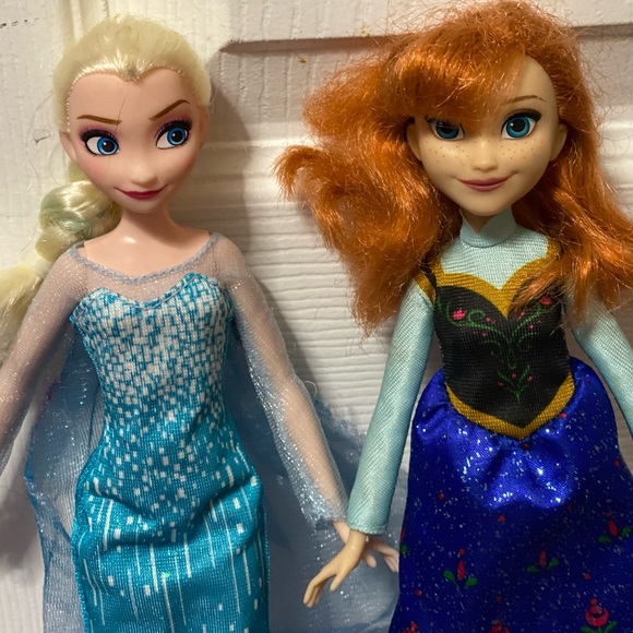 Frozen Bundle - Elsa & Anna dolls ❄️ 🏰 - Picture 2 of 15